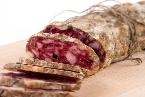 Salame insaccato in budello naturale affettato