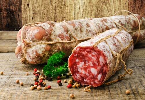 Salame insaccato in budello naturale