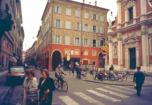 via farini modena vista su salumeria giusti